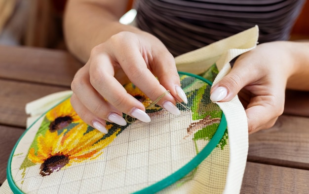 Manos siguiendo un patrón